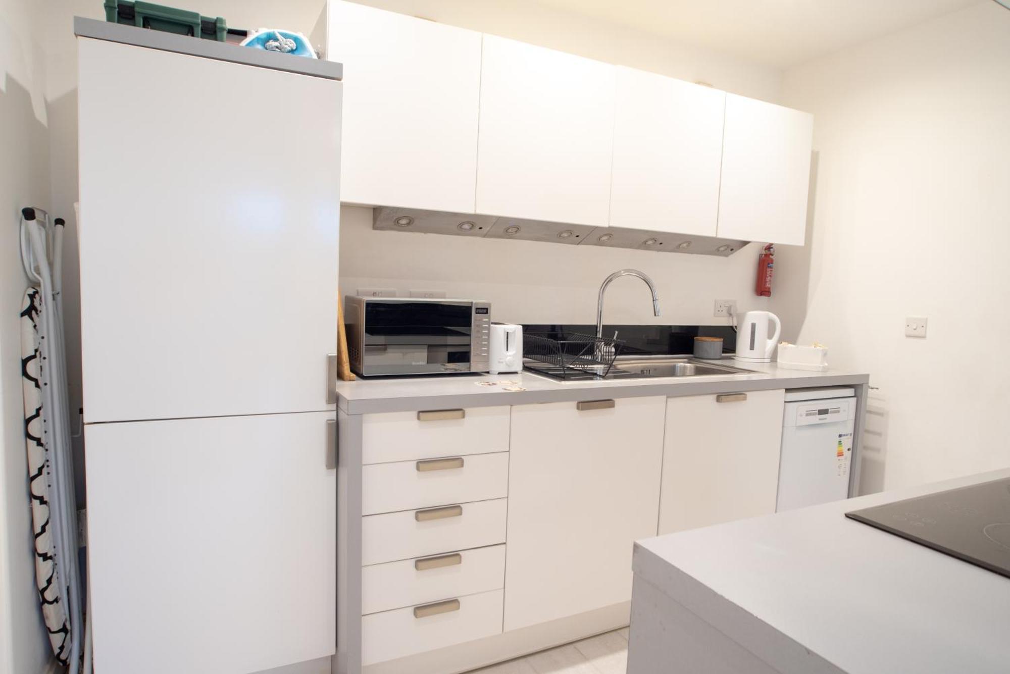 Two-Bedroom Luxury Apartment With Workspace, Free Secure Parking & Coffee Birmingham Exterior photo