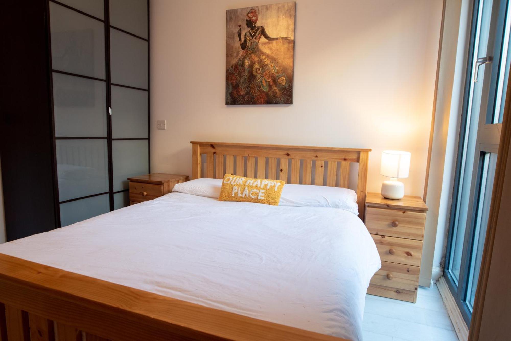 Two-Bedroom Luxury Apartment With Workspace, Free Secure Parking & Coffee Birmingham Exterior photo