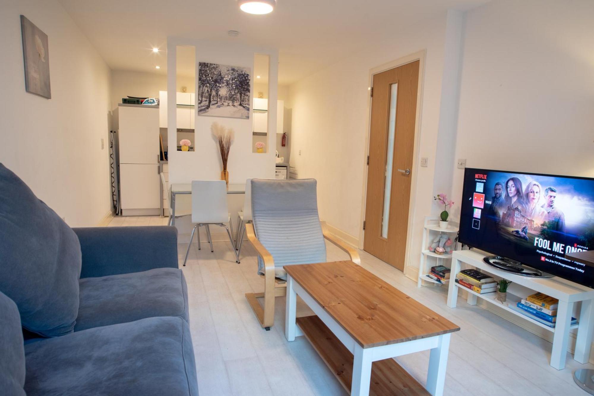 Two-Bedroom Luxury Apartment With Workspace, Free Secure Parking & Coffee Birmingham Exterior photo