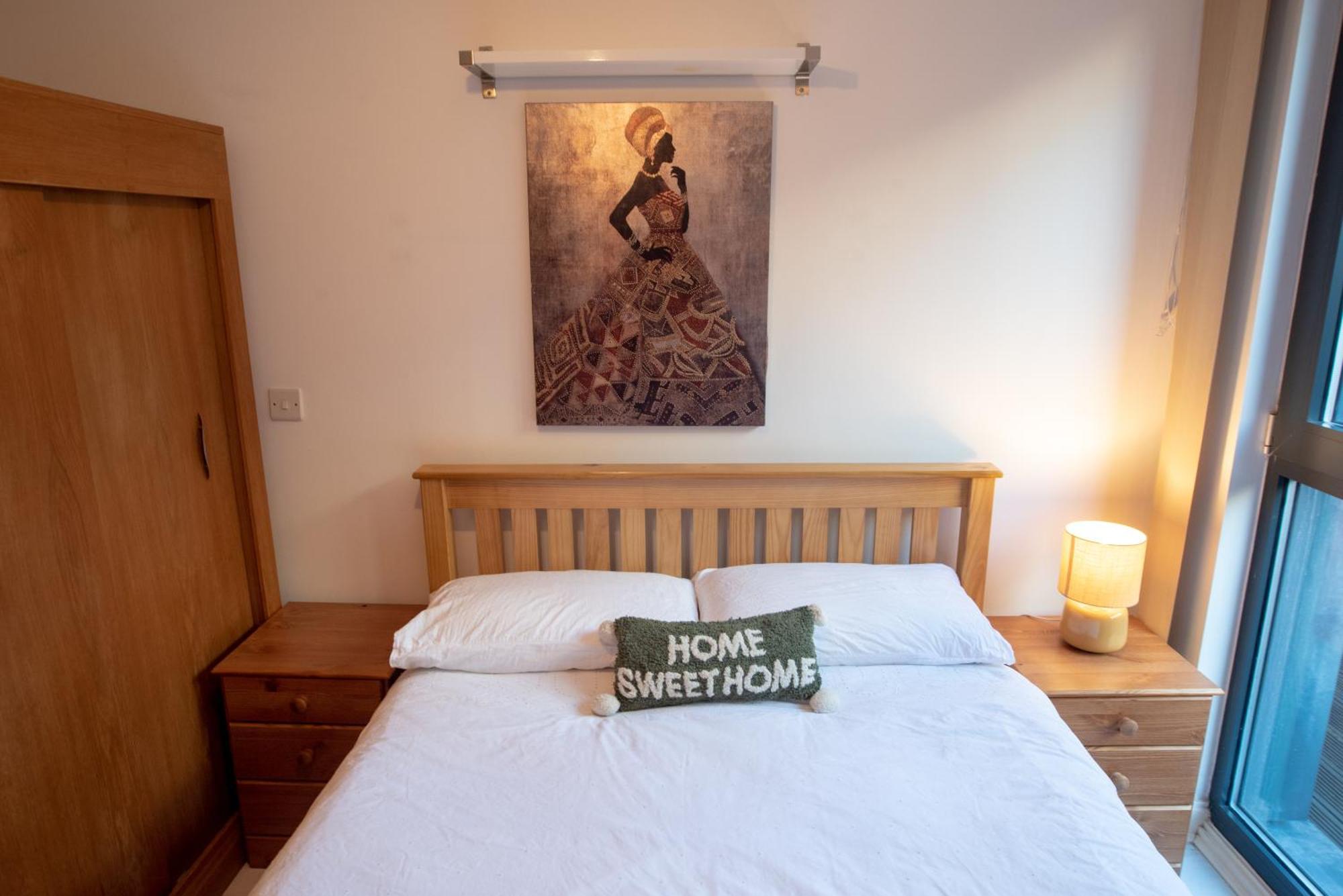 Two-Bedroom Luxury Apartment With Workspace, Free Secure Parking & Coffee Birmingham Exterior photo