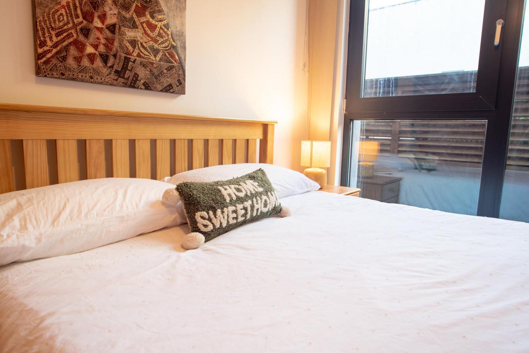 Two-Bedroom Luxury Apartment With Workspace, Free Secure Parking & Coffee Birmingham Exterior photo