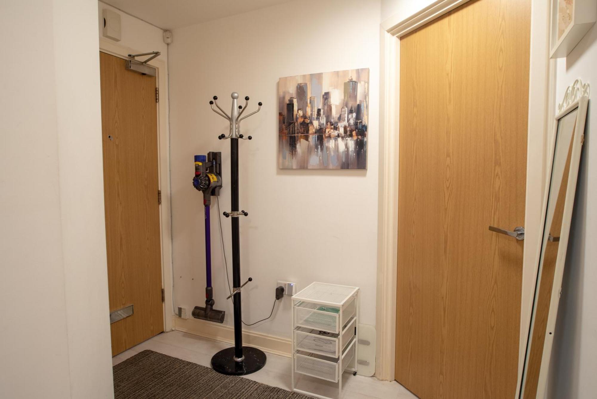 Two-Bedroom Luxury Apartment With Workspace, Free Secure Parking & Coffee Birmingham Exterior photo