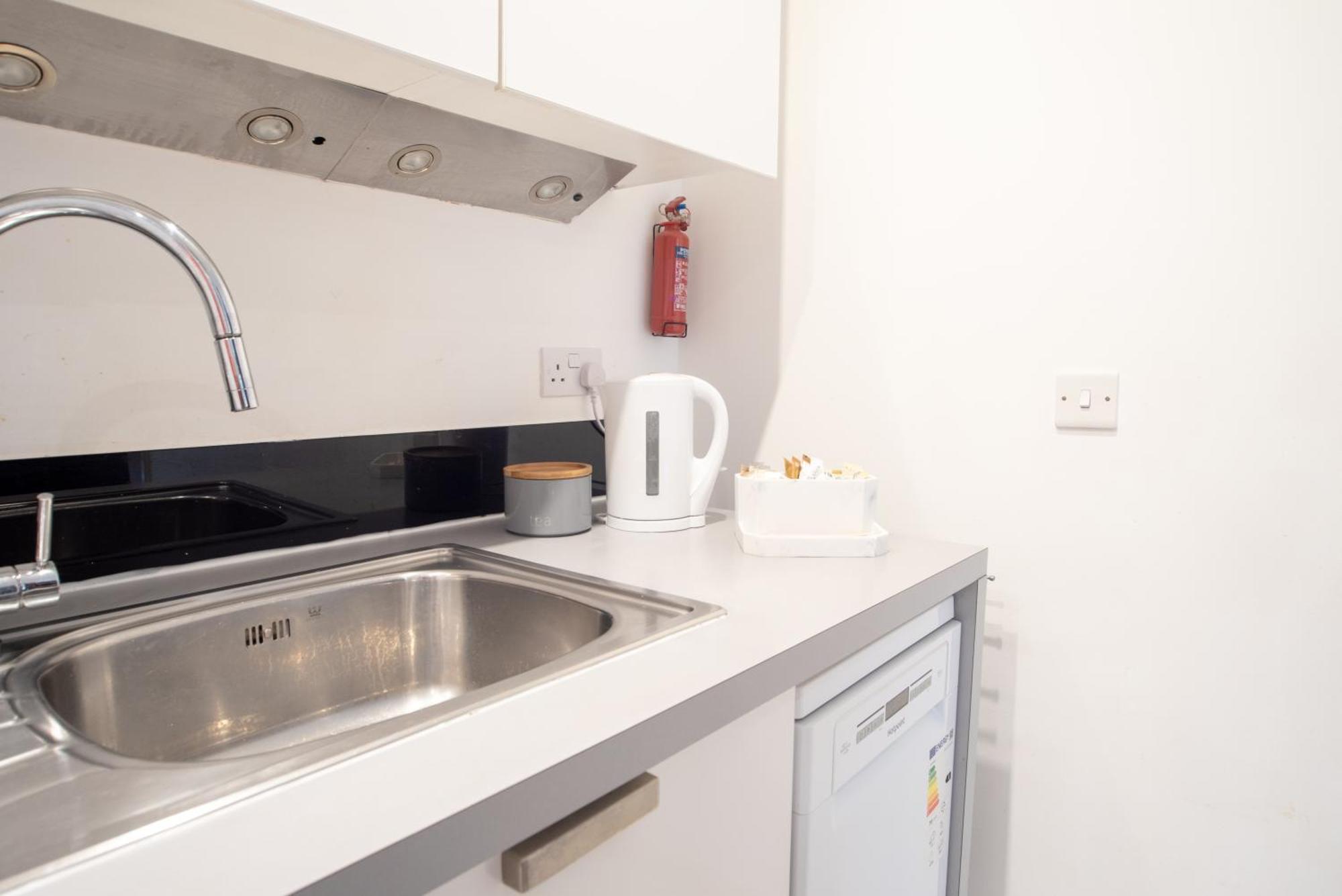 Two-Bedroom Luxury Apartment With Workspace, Free Secure Parking & Coffee Birmingham Exterior photo