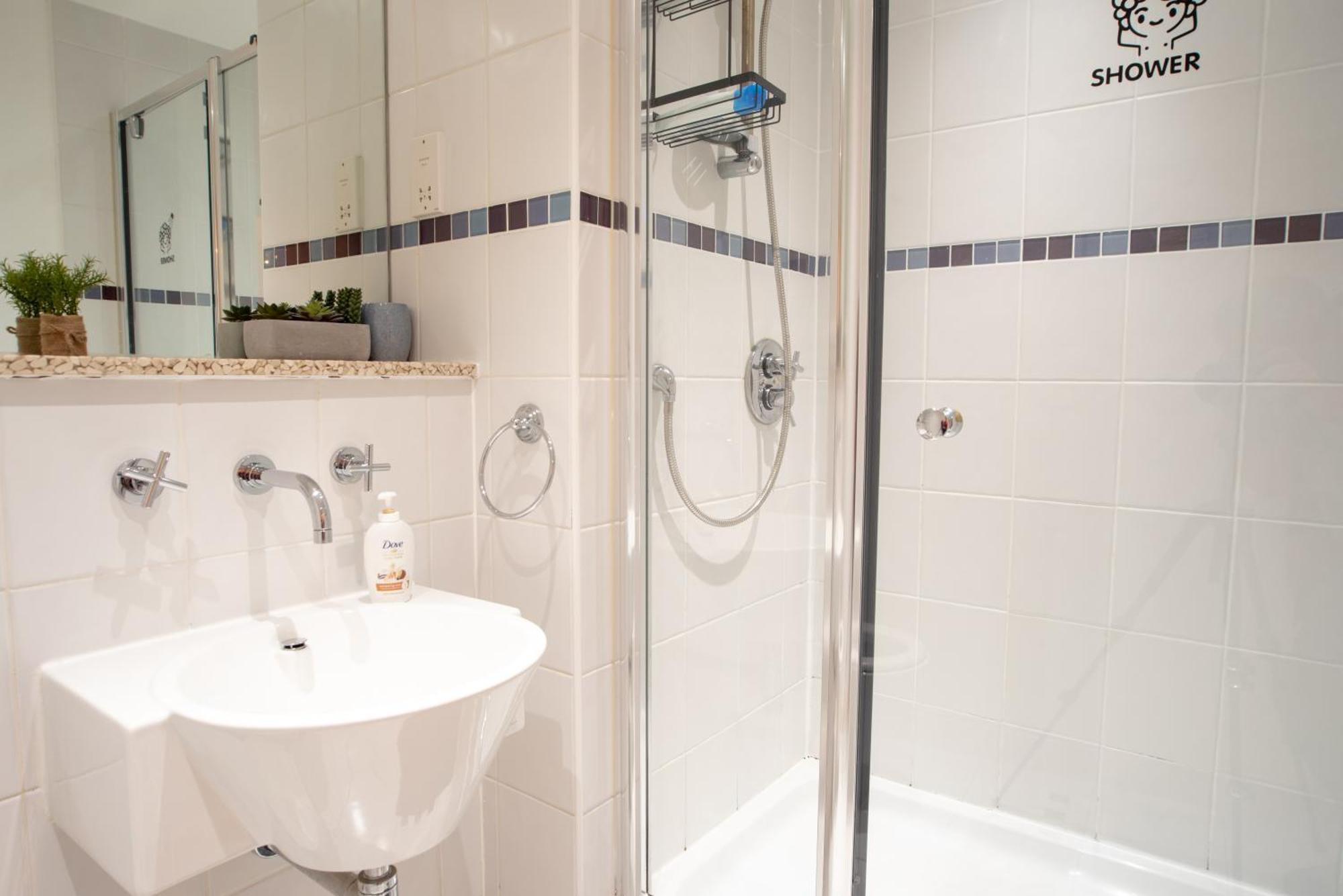 Two-Bedroom Luxury Apartment With Workspace, Free Secure Parking & Coffee Birmingham Exterior photo