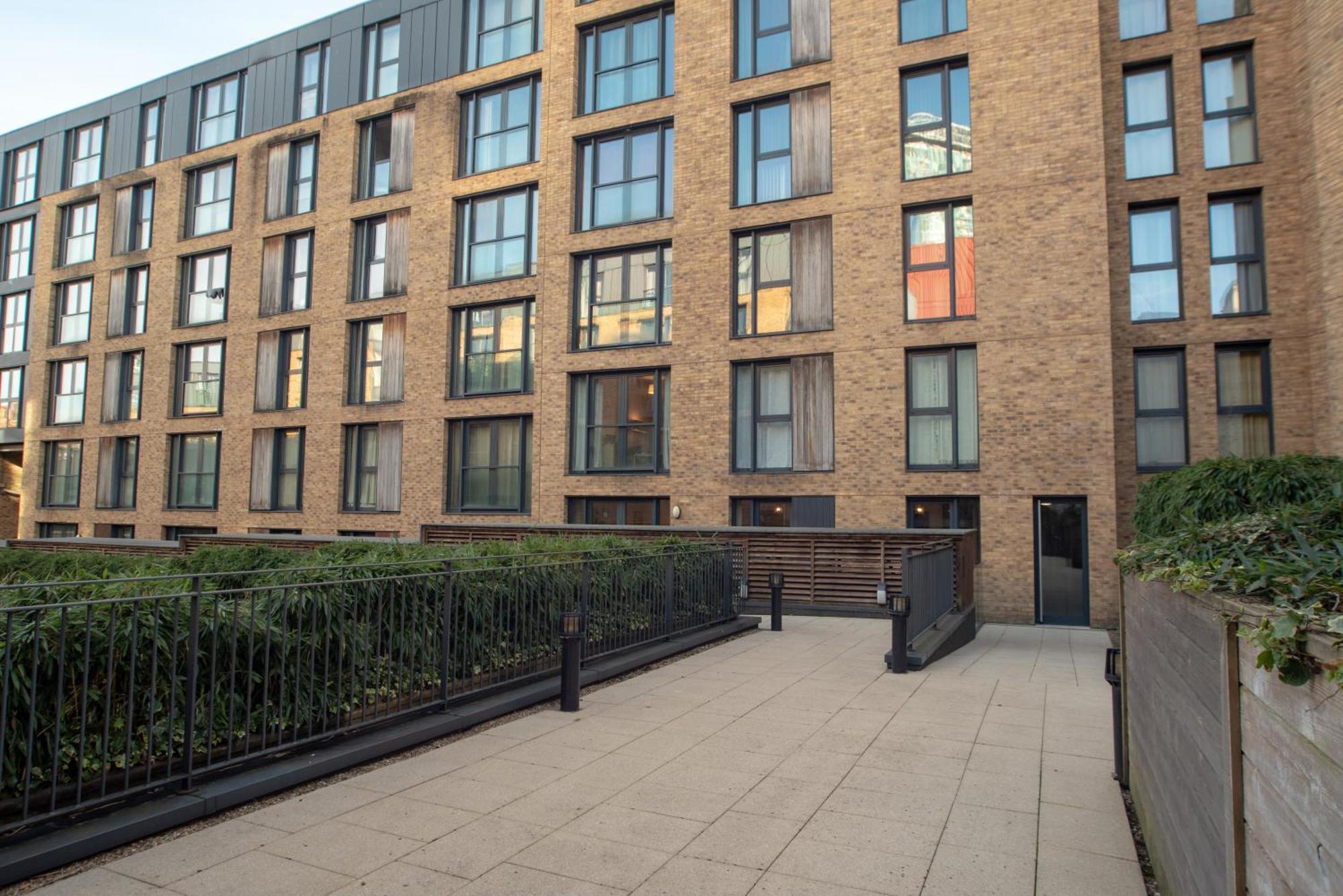 Two-Bedroom Luxury Apartment With Workspace, Free Secure Parking & Coffee Birmingham Exterior photo