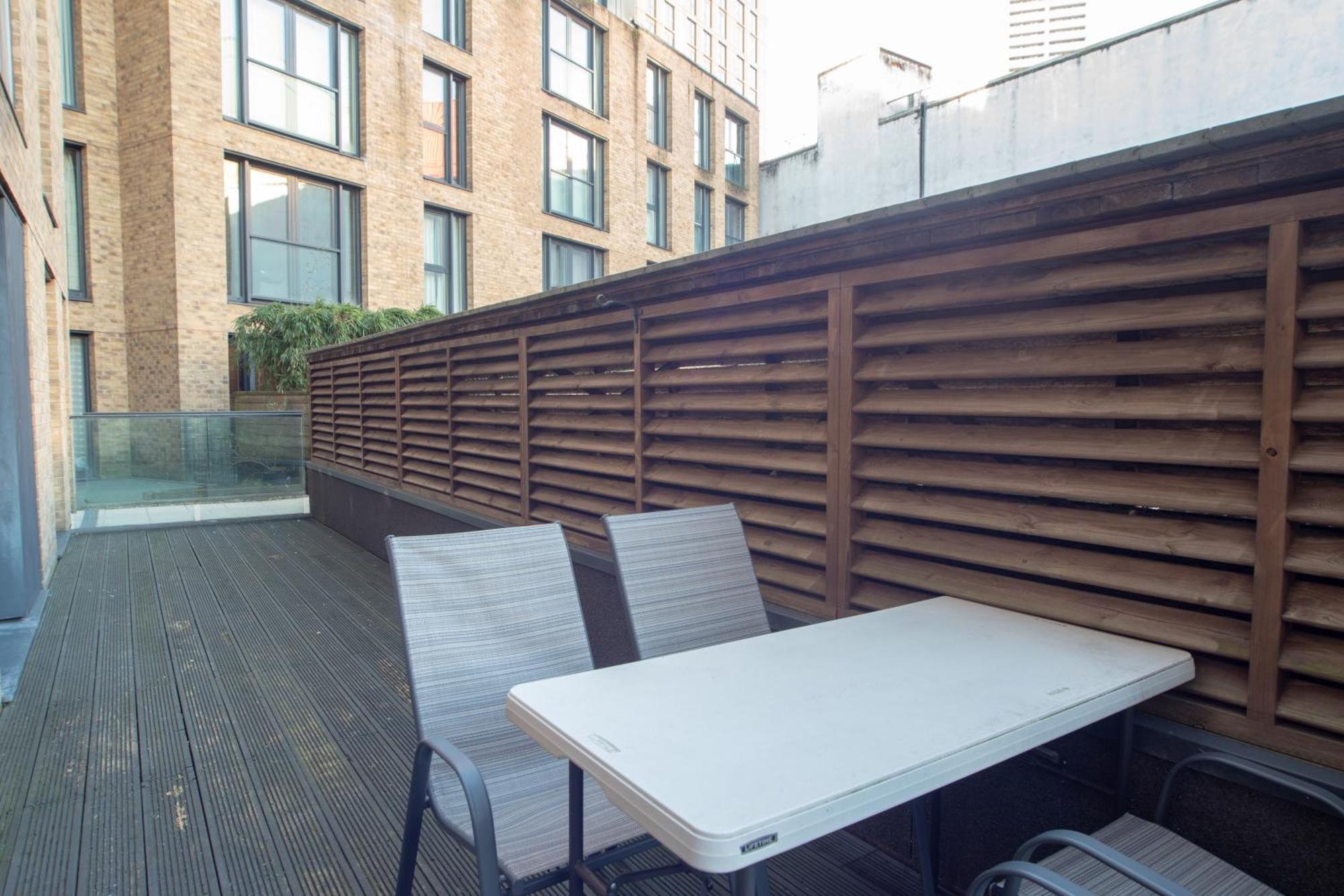 Two-Bedroom Luxury Apartment With Workspace, Free Secure Parking & Coffee Birmingham Exterior photo