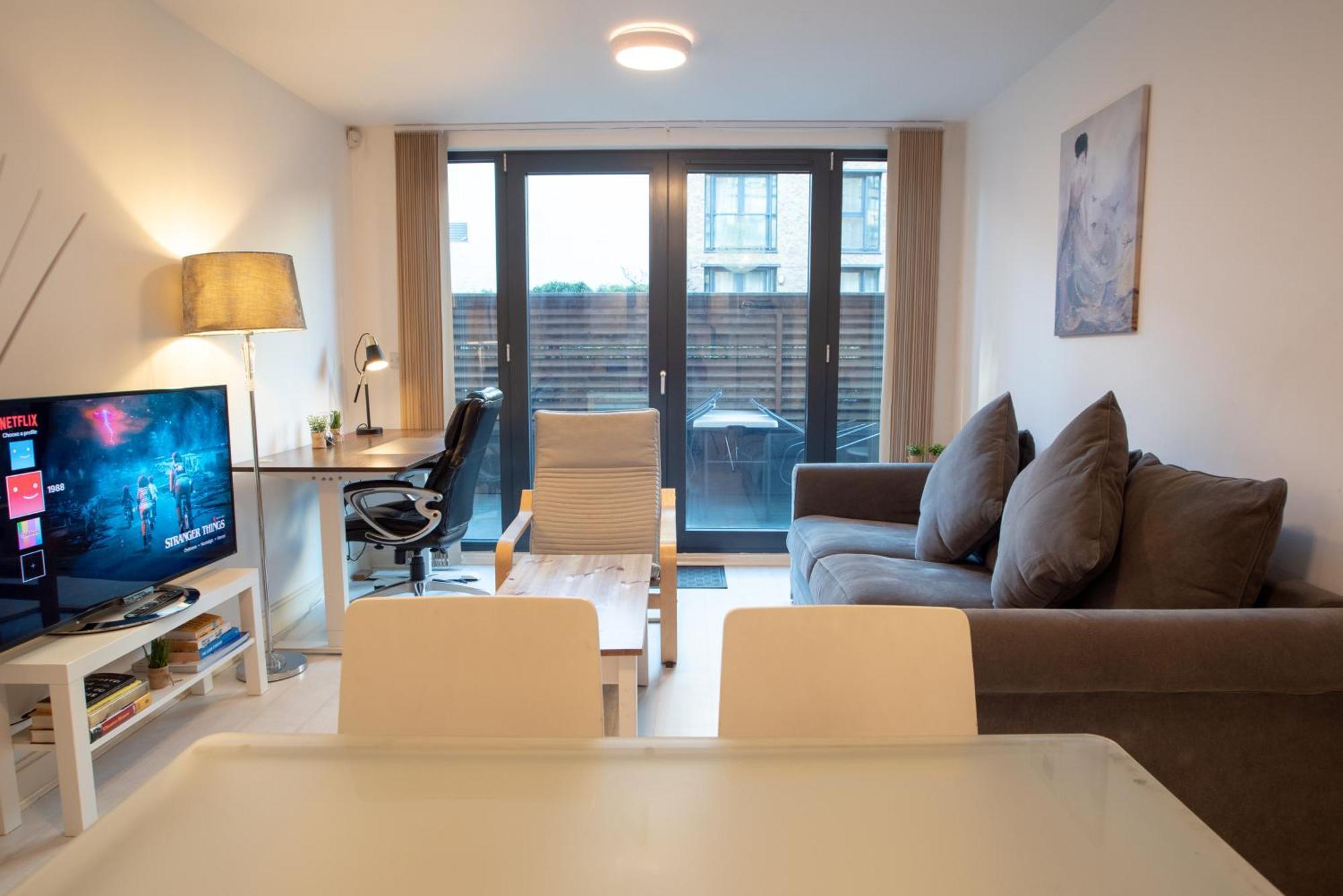 Two-Bedroom Luxury Apartment With Workspace, Free Secure Parking & Coffee Birmingham Exterior photo