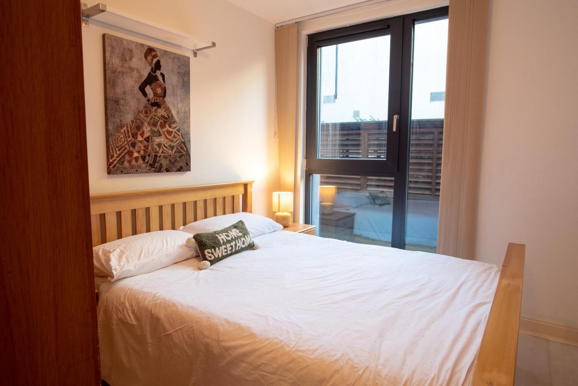 Two-Bedroom Luxury Apartment With Workspace, Free Secure Parking & Coffee Birmingham Exterior photo