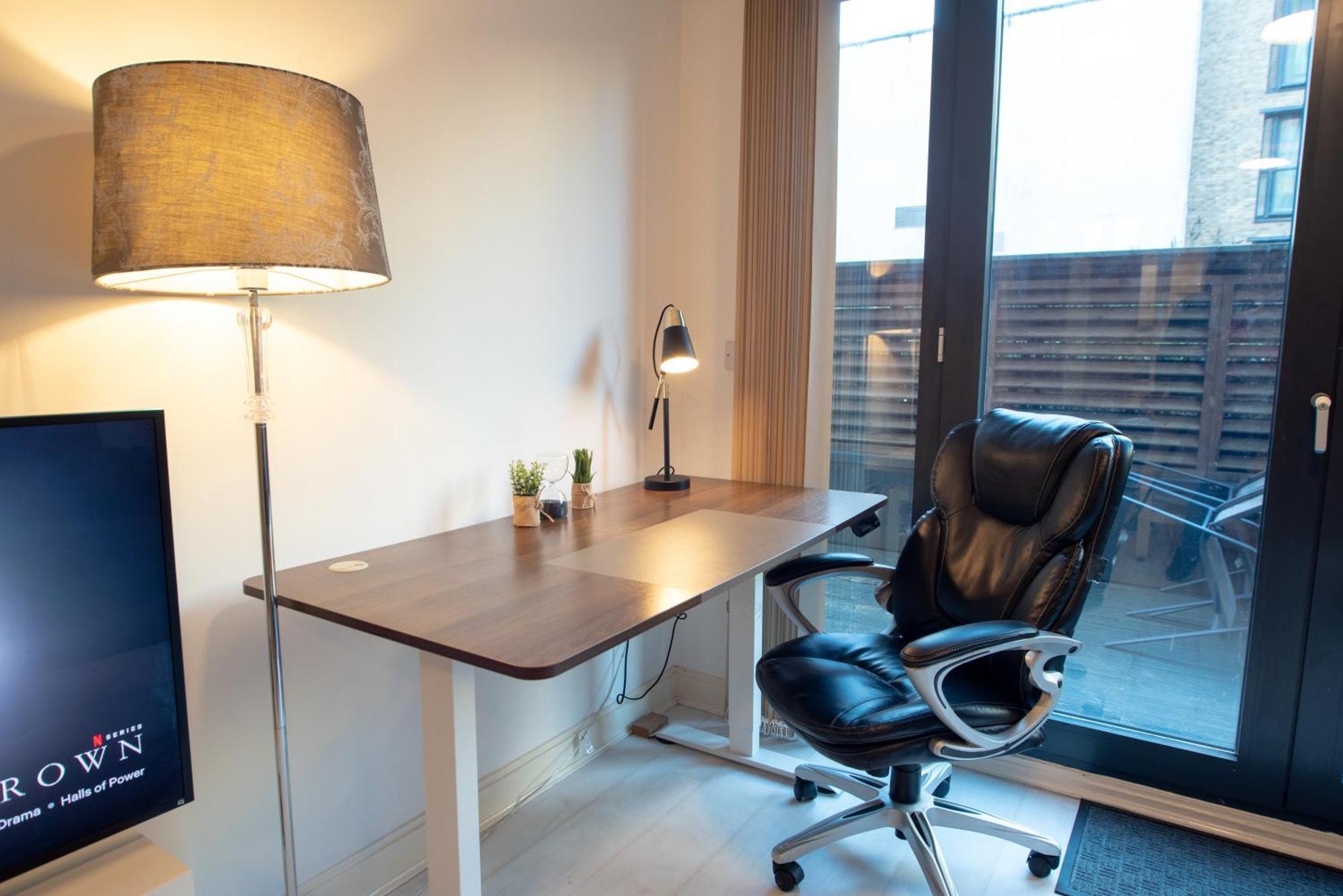 Two-Bedroom Luxury Apartment With Workspace, Free Secure Parking & Coffee Birmingham Exterior photo