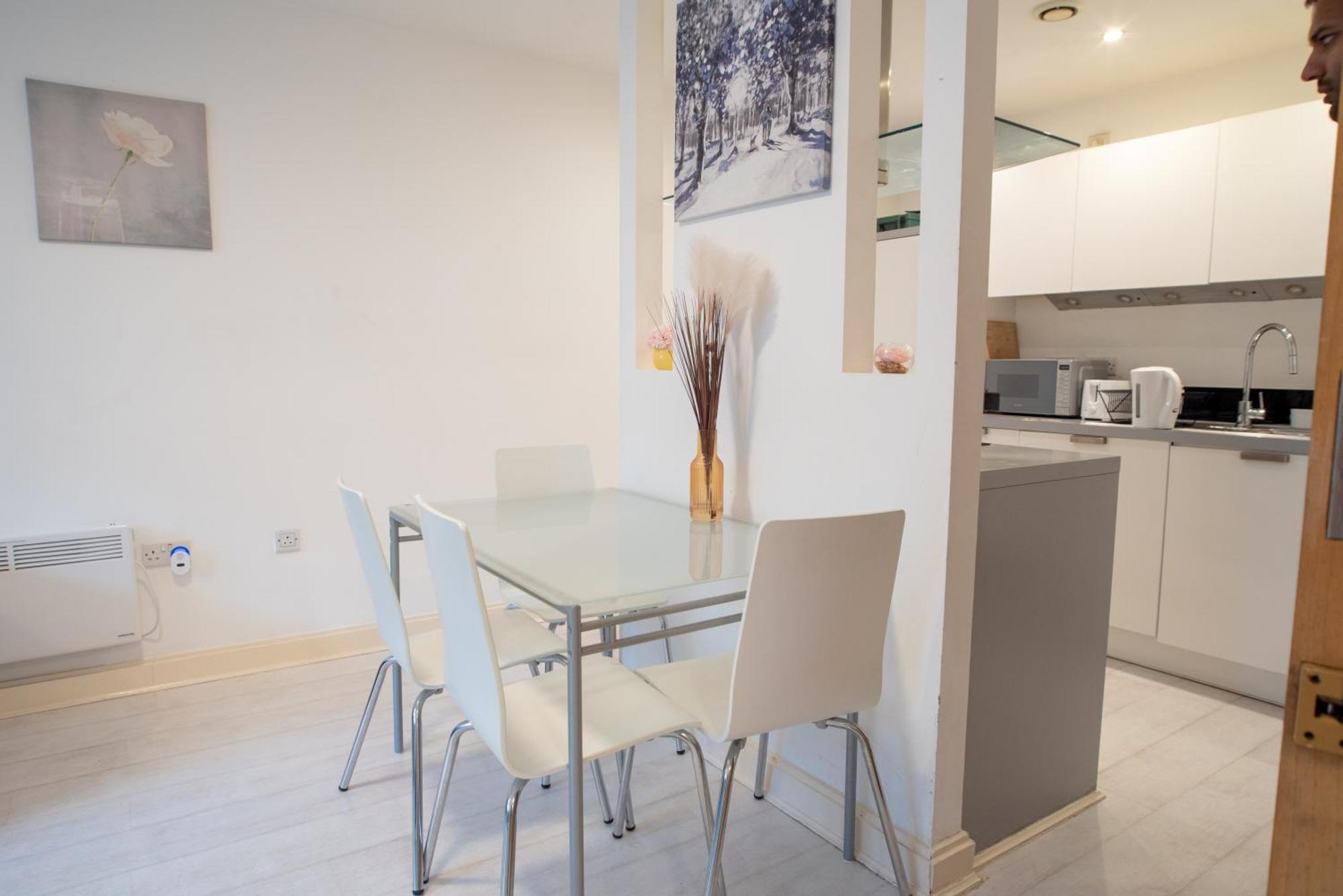 Two-Bedroom Luxury Apartment With Workspace, Free Secure Parking & Coffee Birmingham Exterior photo