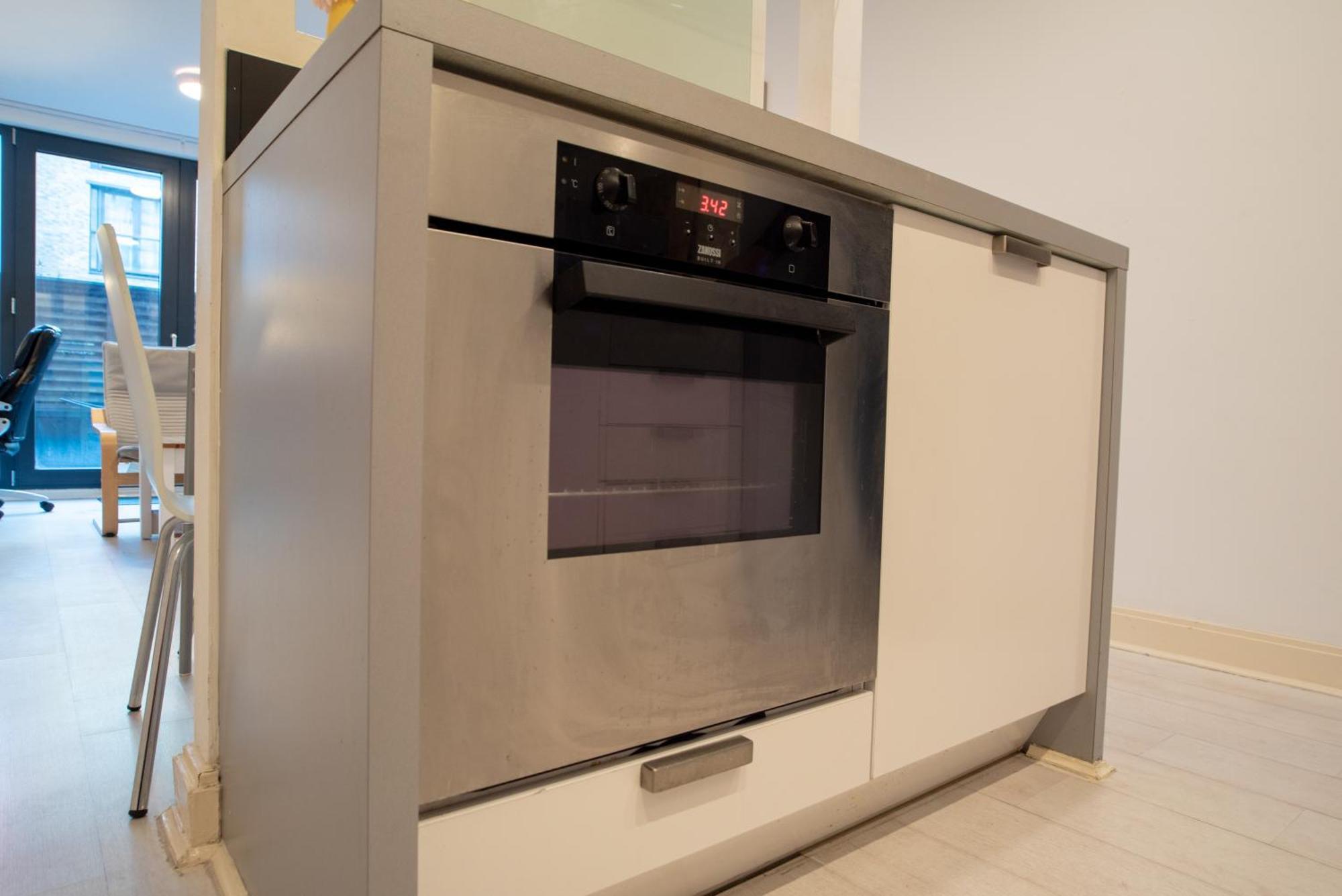 Two-Bedroom Luxury Apartment With Workspace, Free Secure Parking & Coffee Birmingham Exterior photo
