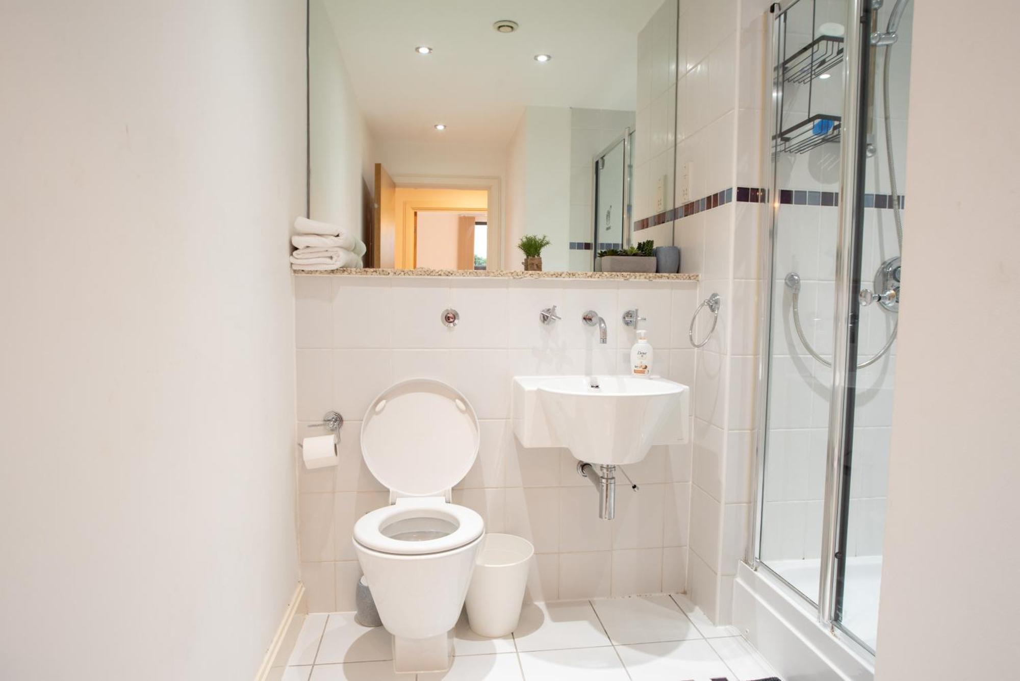 Two-Bedroom Luxury Apartment With Workspace, Free Secure Parking & Coffee Birmingham Exterior photo