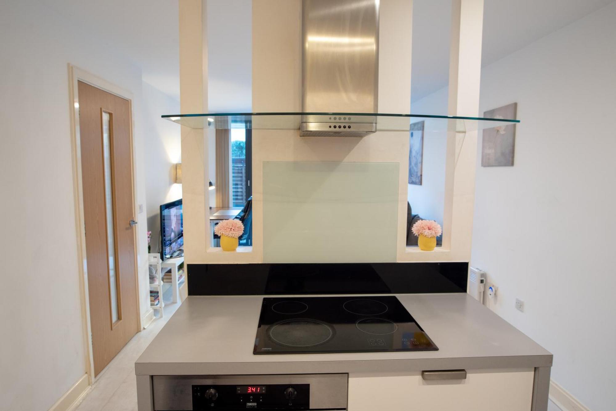 Two-Bedroom Luxury Apartment With Workspace, Free Secure Parking & Coffee Birmingham Exterior photo