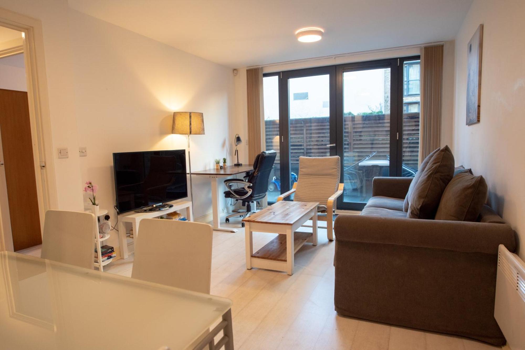 Two-Bedroom Luxury Apartment With Workspace, Free Secure Parking & Coffee Birmingham Exterior photo