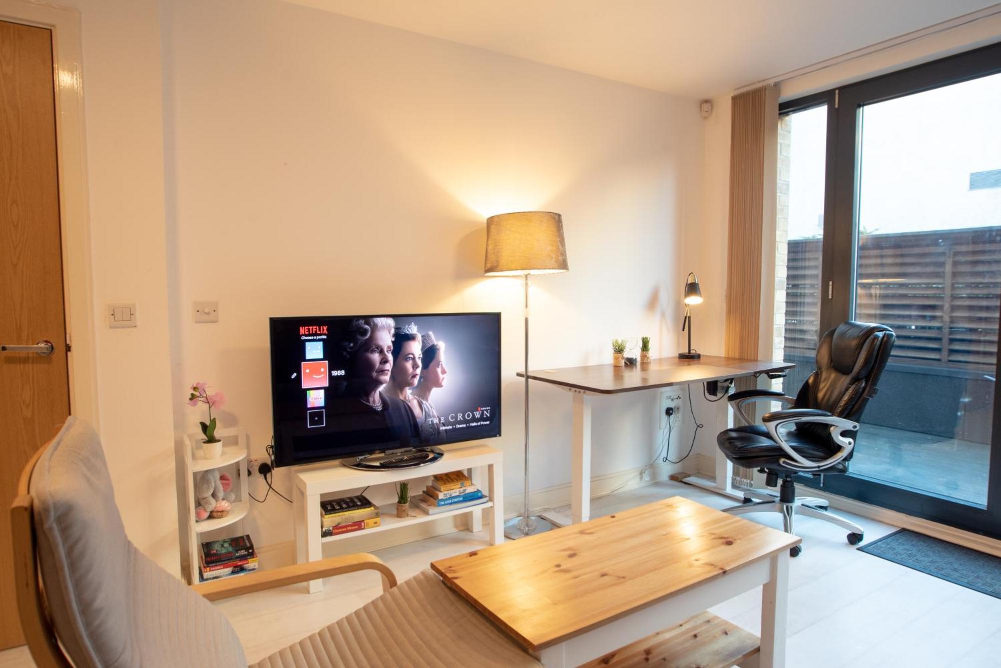 Two-Bedroom Luxury Apartment With Workspace, Free Secure Parking & Coffee Birmingham Exterior photo