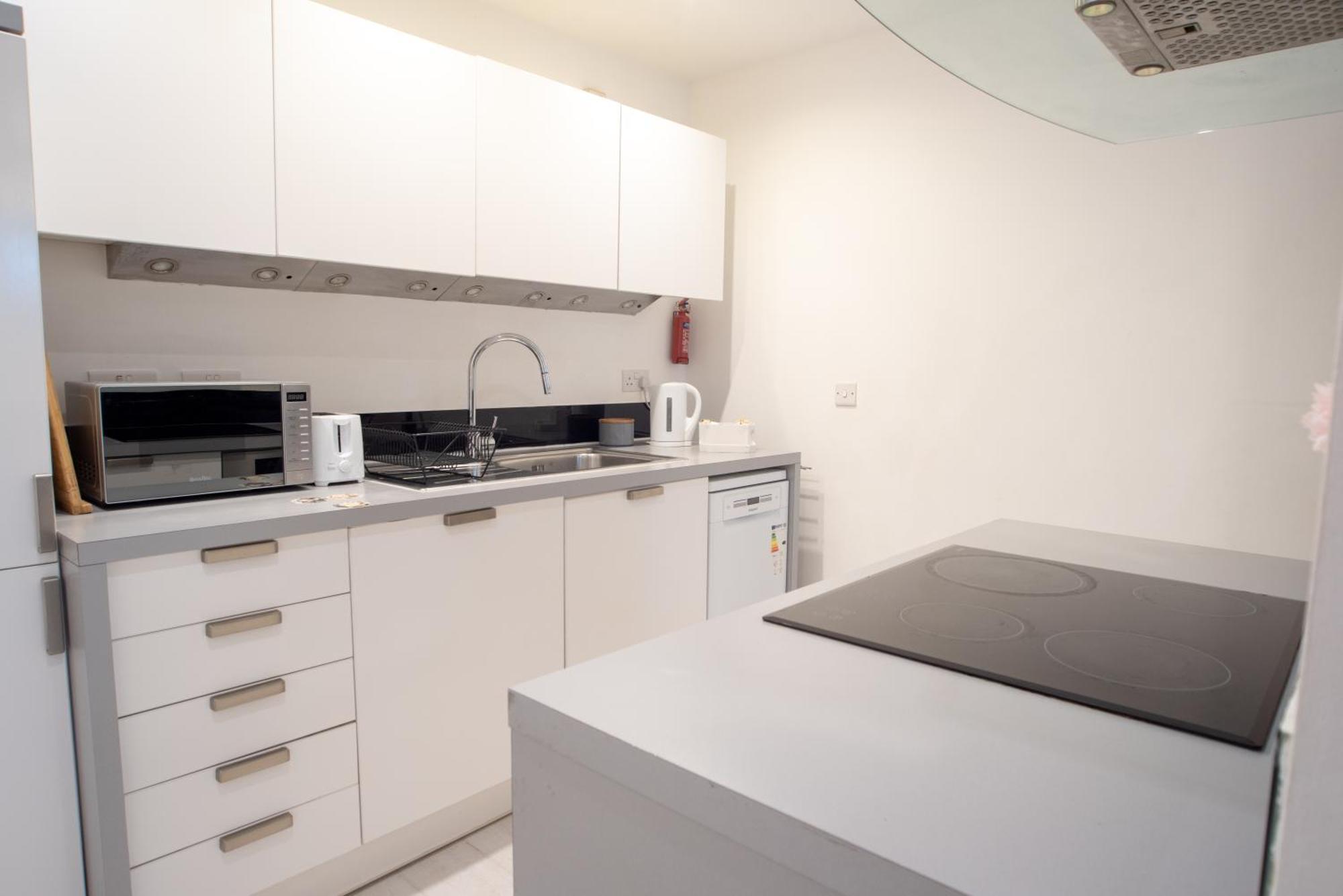 Two-Bedroom Luxury Apartment With Workspace, Free Secure Parking & Coffee Birmingham Exterior photo