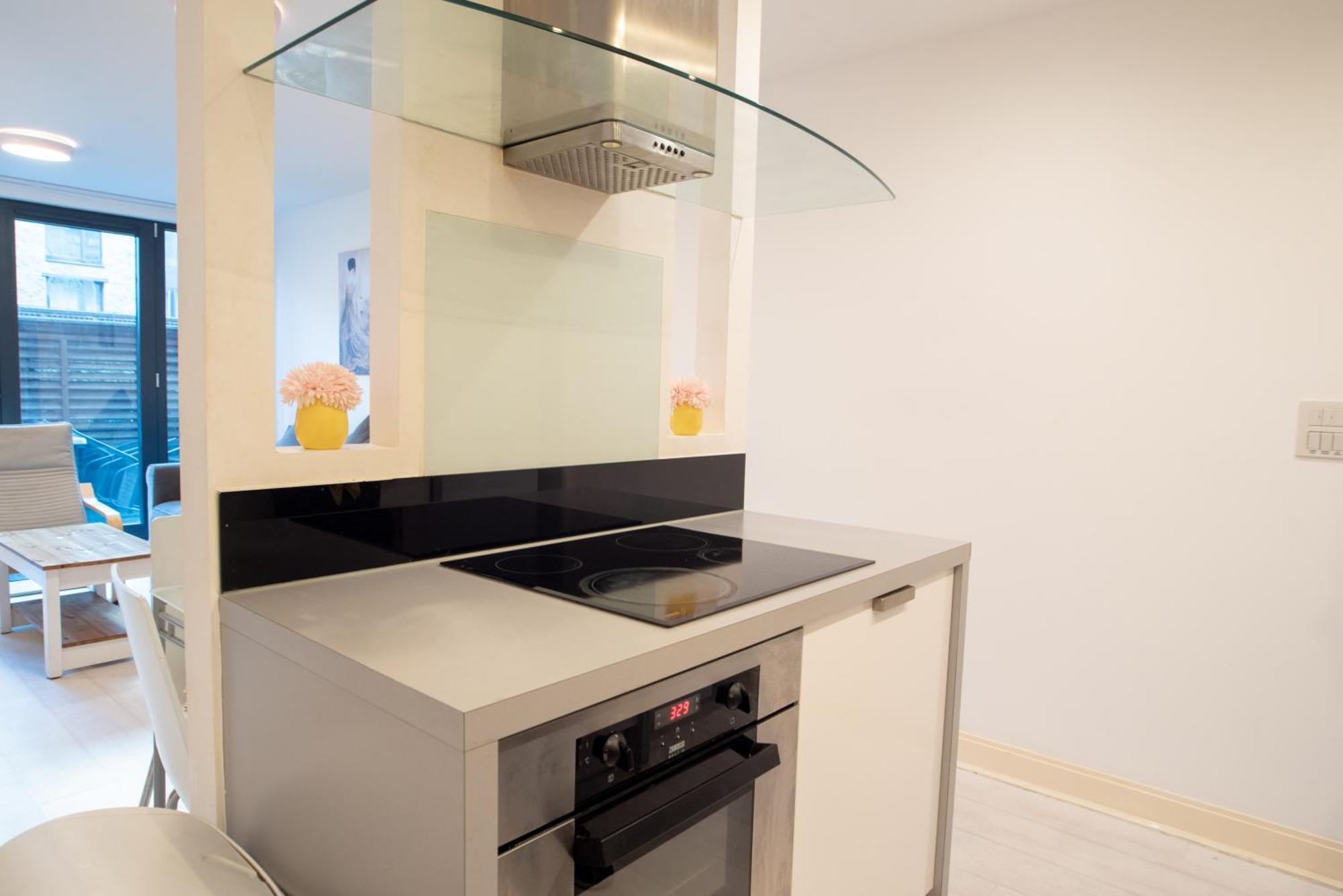 Two-Bedroom Luxury Apartment With Workspace, Free Secure Parking & Coffee Birmingham Exterior photo