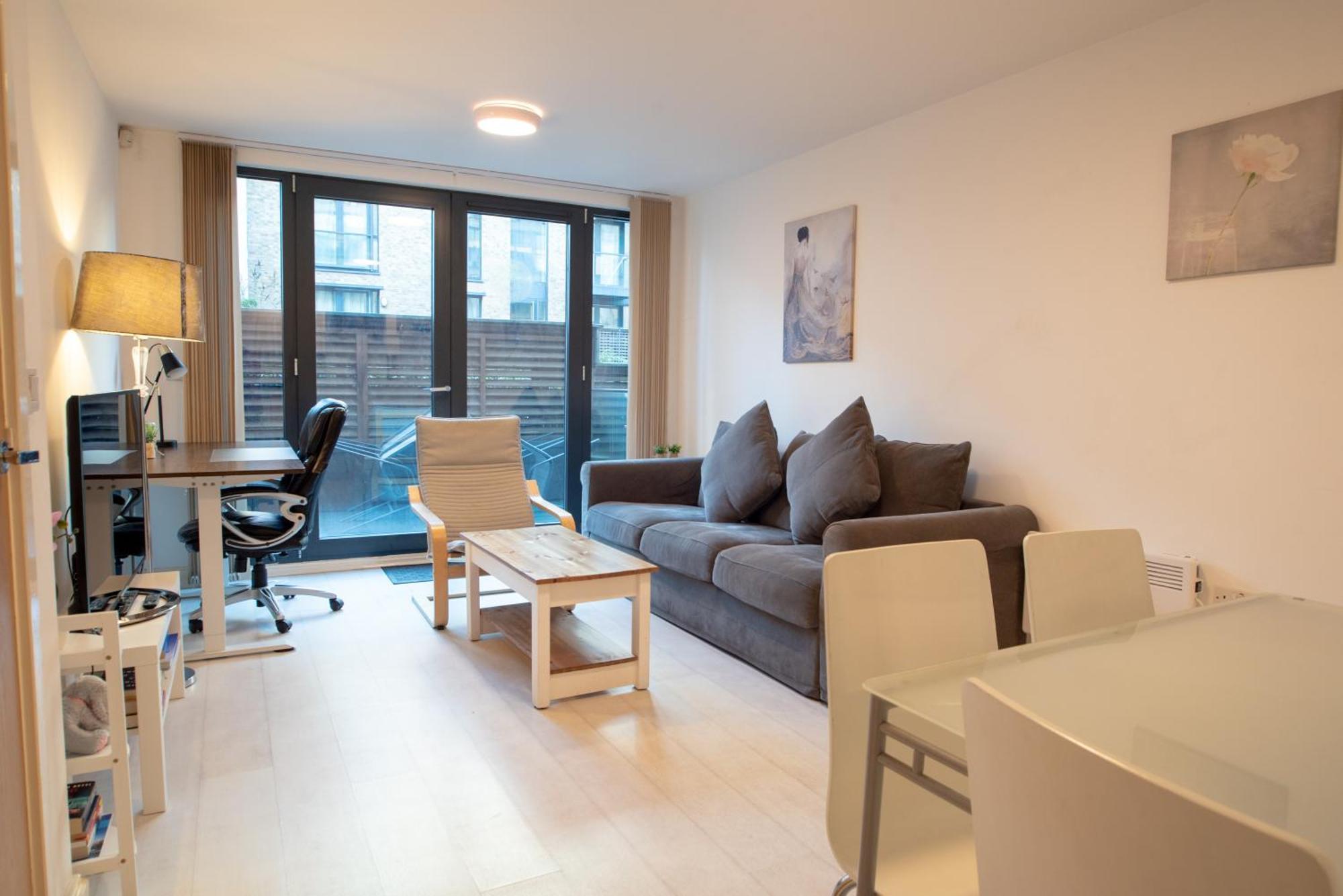 Two-Bedroom Luxury Apartment With Workspace, Free Secure Parking & Coffee Birmingham Exterior photo