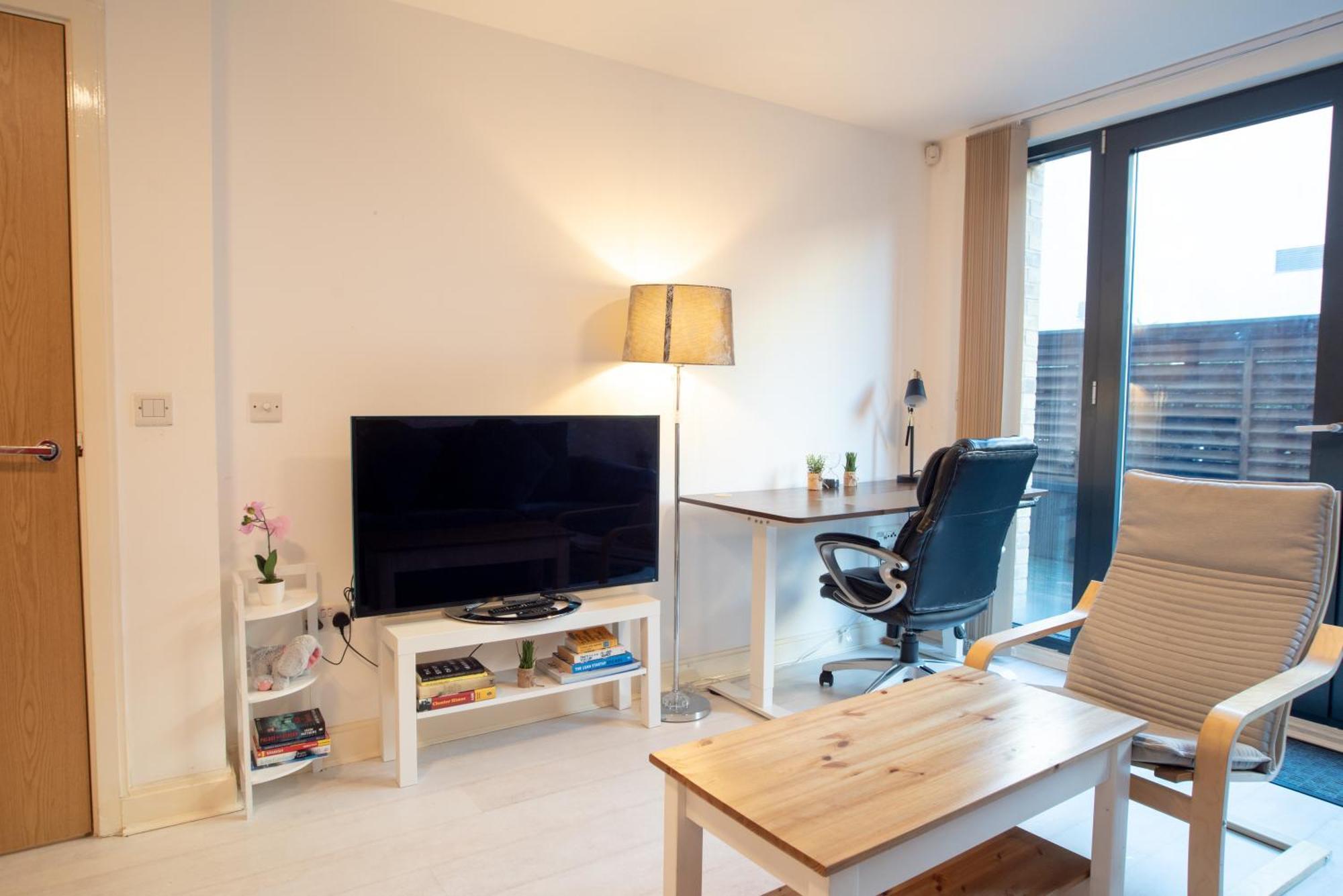 Two-Bedroom Luxury Apartment With Workspace, Free Secure Parking & Coffee Birmingham Exterior photo