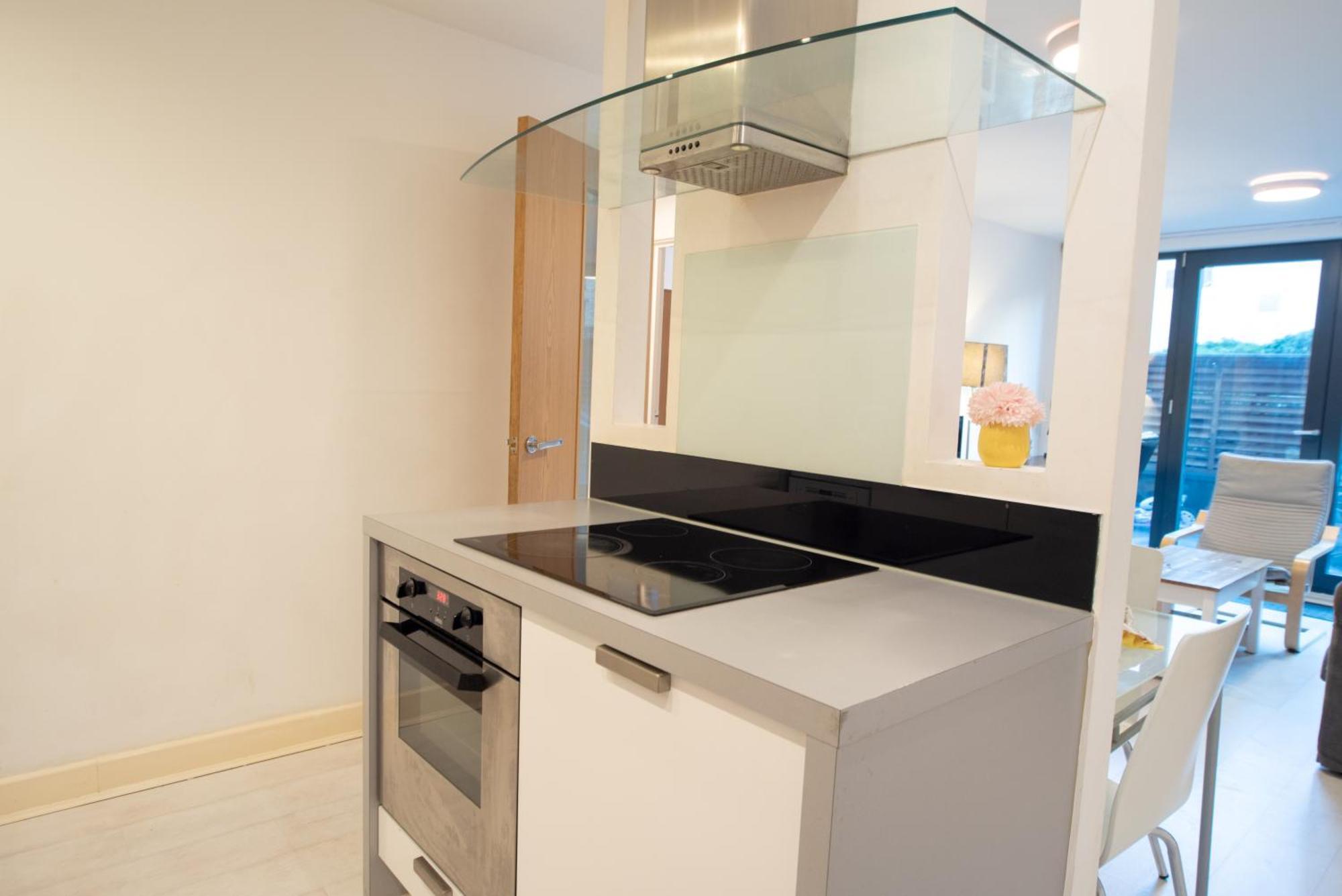 Two-Bedroom Luxury Apartment With Workspace, Free Secure Parking & Coffee Birmingham Exterior photo