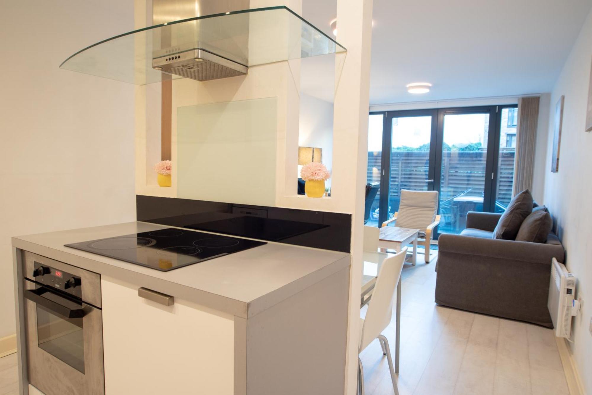 Two-Bedroom Luxury Apartment With Workspace, Free Secure Parking & Coffee Birmingham Exterior photo